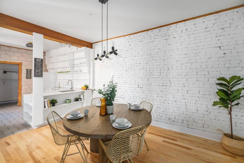 Chic Mile-End 3Br Getaway - Free Parking, Sleeps 8 Lägenhet Montréal Exteriör bild