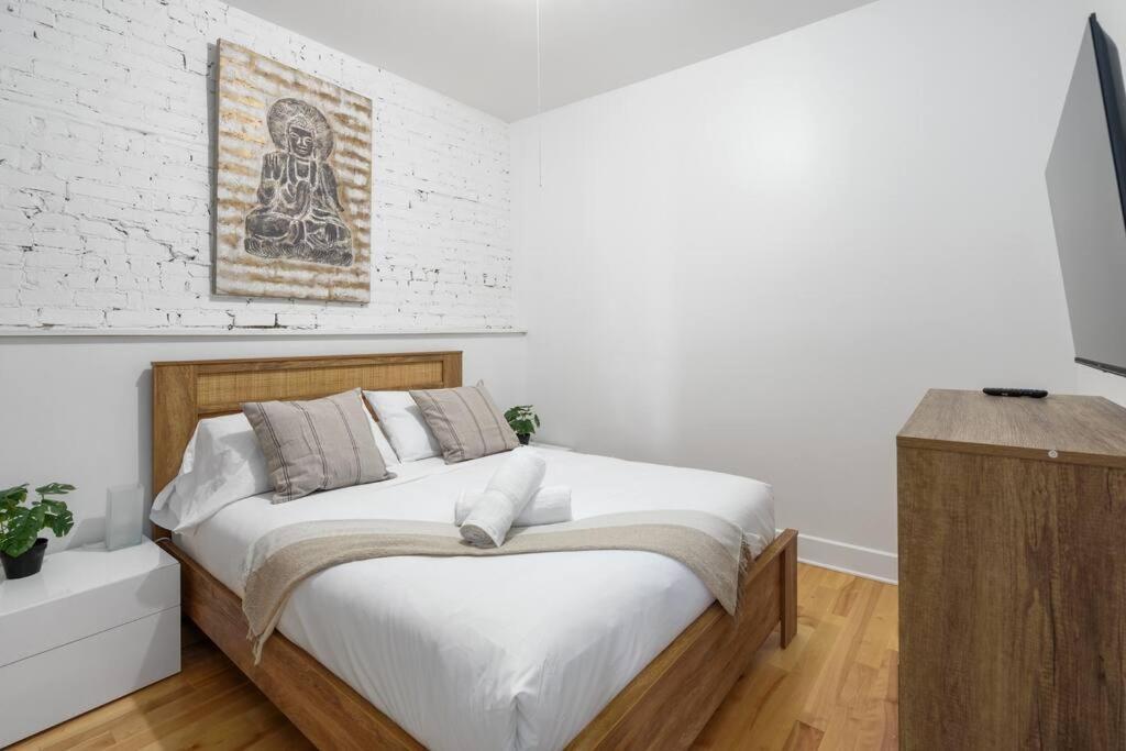 Chic Mile-End 3Br Getaway - Free Parking, Sleeps 8 Lägenhet Montréal Exteriör bild