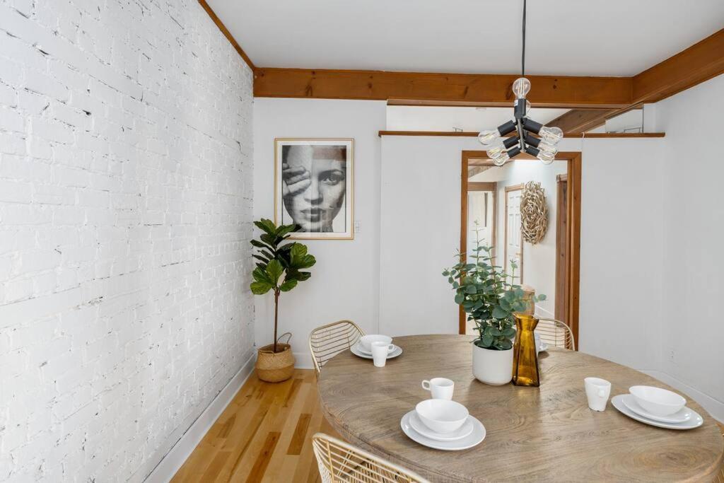 Chic Mile-End 3Br Getaway - Free Parking, Sleeps 8 Lägenhet Montréal Exteriör bild